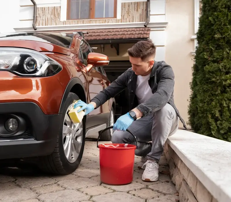 Lavage auto à domicile Vaulx-Milieu : professionnel intervenant sur un véhicule
